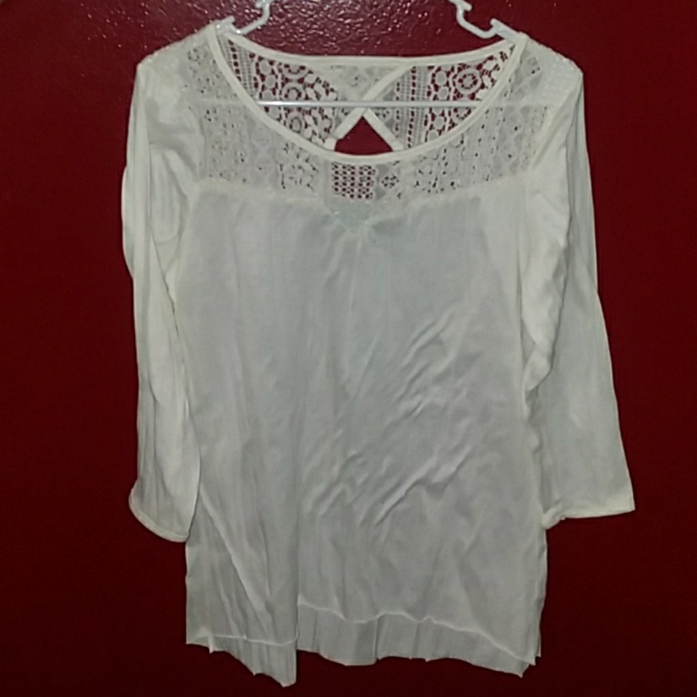 Maurices lacy top keyhole back L